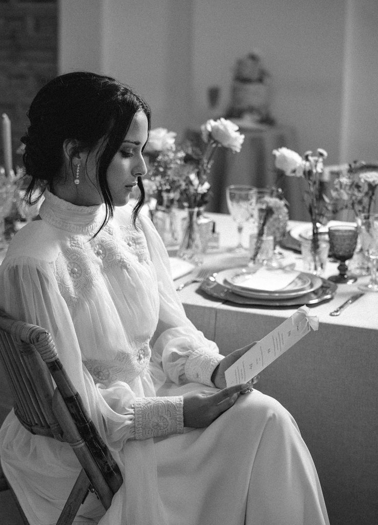 Foto de una novia elegante leyendo el menú de su boda